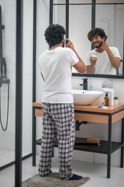 Piacevole giovane uomo si prepara per la rasatura — Foto Stock