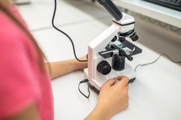 Barn i skolåldern nära mikroskop inomhus — Stockfoto
