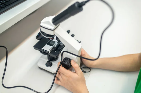 Vista superior de manos de niños tocando el microscopio — Foto de Stock