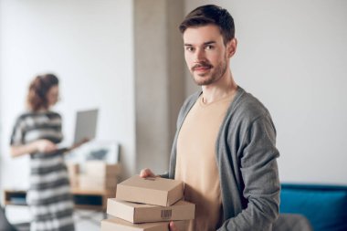Ofis işlerini yapan iki internet işçisi