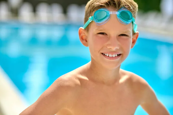 Junge mit Schwimmbrille blickt in Kamera — Stockfoto