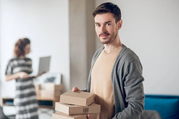 Due lavoratori di Internet shop che gestiscono i loro compiti d'ufficio — Foto Stock