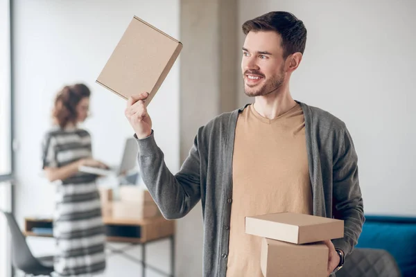 Two online shop employees handling their daily tasks — Stock Photo, Image