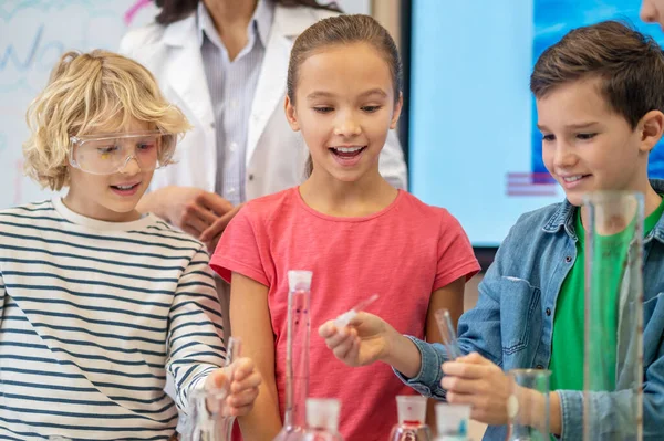 Děti provádějící tekutý experiment ve třídě chemie — Stock fotografie