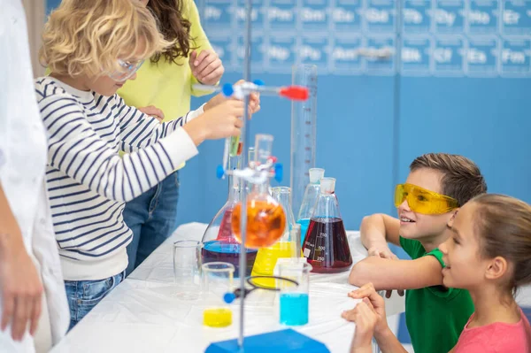Παιδιά που κάνουν χημικά πειράματα στην τάξη της χημείας — Φωτογραφία Αρχείου