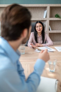 Ofiste birlikte çalışan bir grup iş arkadaşı.
