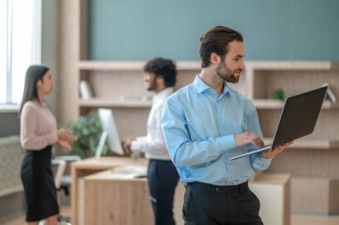 Projede birlikte çalışan genç profesyoneller