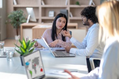 İş arkadaşları işten sonra eğleniyor ve mutlu görünüyorlar.