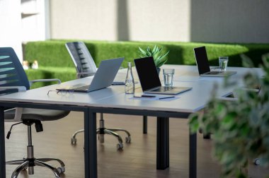 Ortasında müzakere masası olan ofis binaları