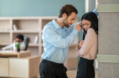Patron asistanını onunla cinsel ilişkiye girmeye zorluyor.