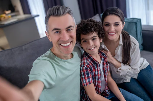 Hombre mujer y niño sonriendo a la cámara —  Fotos de Stock