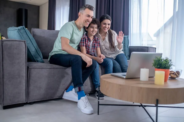 Hombre mujer y niño mirando la pantalla del ordenador portátil —  Fotos de Stock