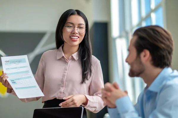 Gruppo di persone che lavorano in ufficio — Foto Stock