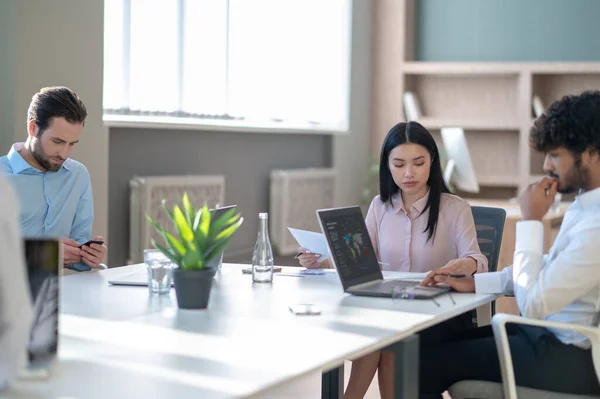 Gruppe von Spezialisten, die im Büro arbeiten — Stockfoto