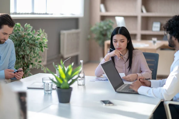 Colegas trabajando juntas y buscando concentradas — Foto de Stock