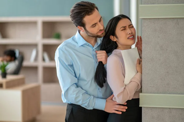 Jefe obligando a su asistente a tener relaciones sexuales con él — Foto de Stock