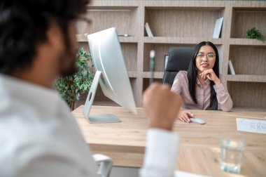 İş arkadaşları iş görüşmesi yapıyor ve olaya dahil oluyor.
