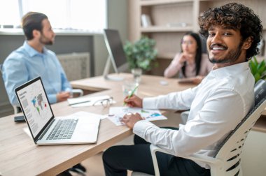 Ofiste birlikte çalışan bir grup iş arkadaşı.