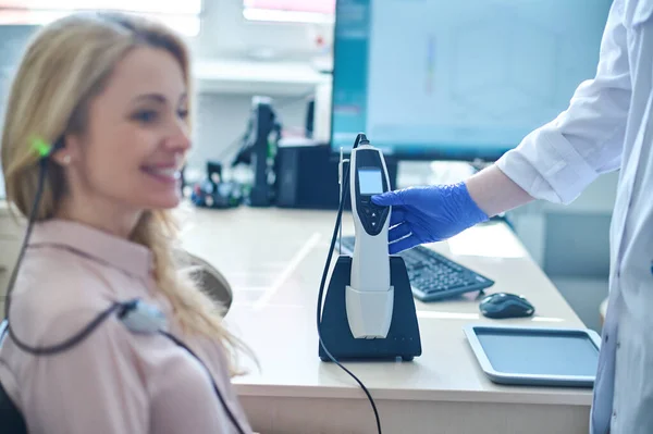 Loira de cabelos longos mulher ter um teste de audição no hospital — Fotografia de Stock