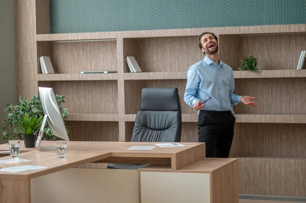 Een man bij de tafel in het kantoor. — Stockfoto