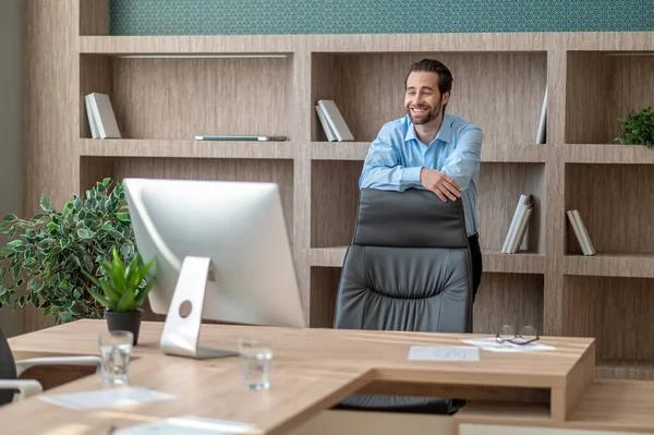 Ein erfolgreicher Mann, der im Büro steht und selbstbewusst wirkt — Stockfoto