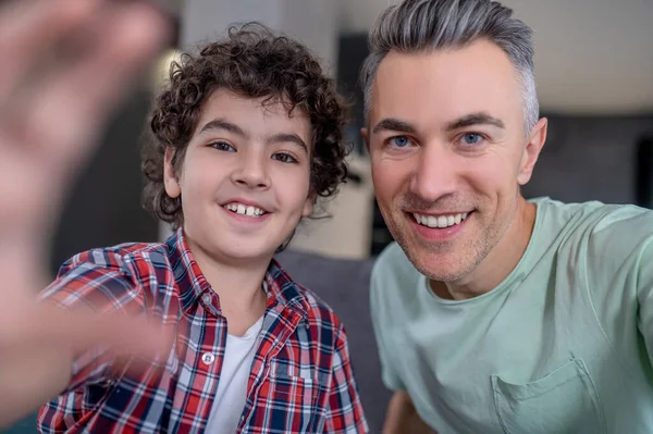 Primer plano de papá con su hijo sonriendo a la cámara —  Fotos de Stock