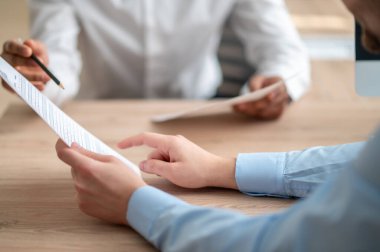 İş ortakları pazarlık detaylarını tartışıyor