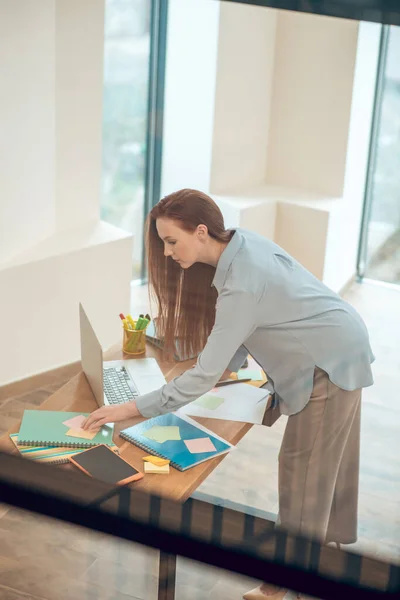 Ovanifrån av kvinna nära skrivbord på kontoret — Stockfoto