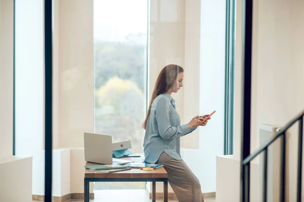 Mujer de lado a la cámara mirando a la tableta — Foto de Stock