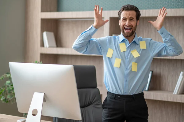 Een manager die er gestrest uitziet en overbelast met taken — Stockfoto