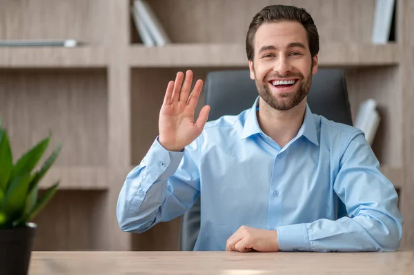 Een manager in een blauw shirt die zich vrolijk en gelukkig voelt — Stockfoto