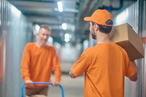 Two warehouse workers in the storage area — Stock Photo, Image