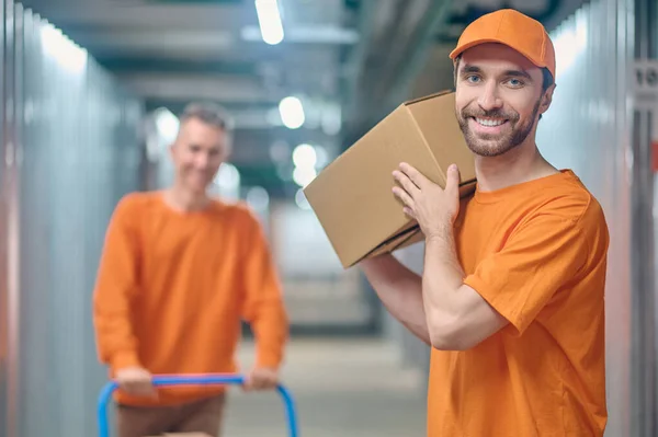 Trabajador alegre posando para la cámara en el área de almacenamiento — Foto de Stock