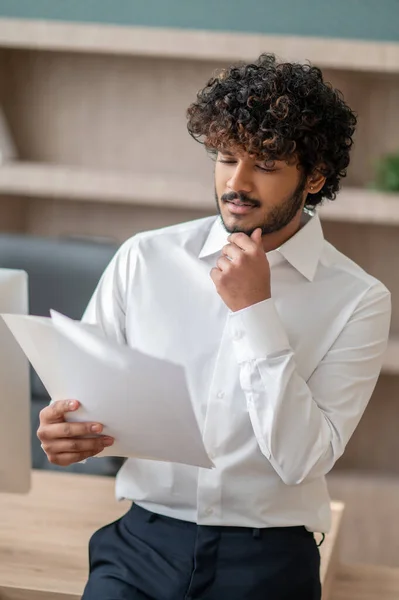 Junger indischer Mann im weißen Hemd im Büro — Stockfoto