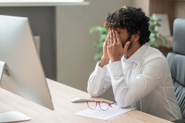 Joven empresario indio buscando cansado —  Fotos de Stock