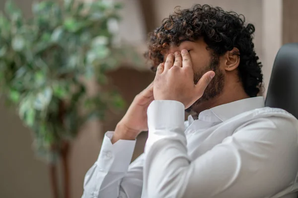 Hombre de negocios moreno sintiéndose soñoliento — Foto de Stock