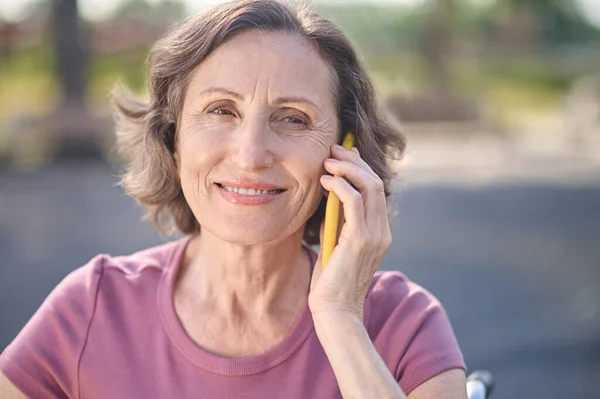 Χαμογελαστή γυναίκα που μιλάει στο τηλέφωνο. — Φωτογραφία Αρχείου