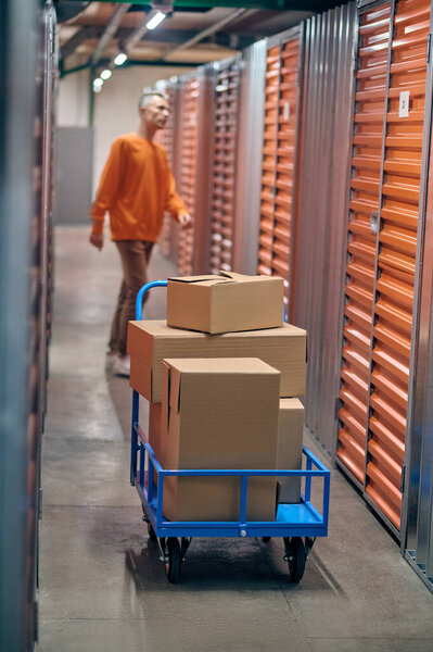 Рабочий выбирает заказанный товар на складе