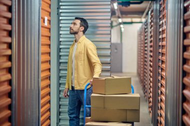 Konsantre çalışanlar depoda sipariş edilen eşyaları arıyor.