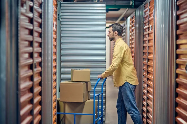 Hombre trabajador que entra en el contenedor de envío abierto — Foto de Stock