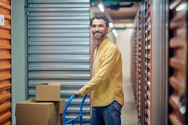 Joyful cargador de almacén posando para la cámara en el trabajo — Foto de Stock