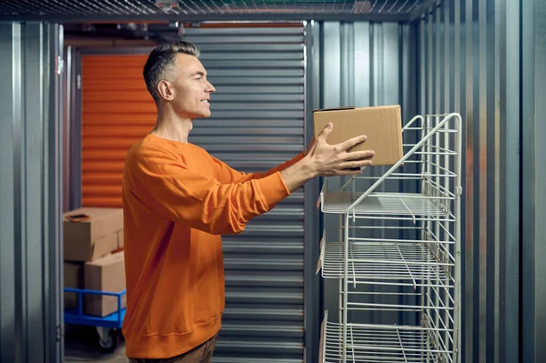 Pracovník zařizující zboží v boxu ve skladu — Stock fotografie