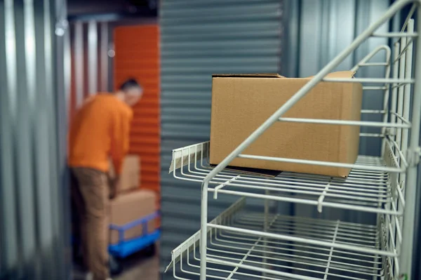 Trabajo de descarga de mercancías en caja en el almacén — Foto de Stock