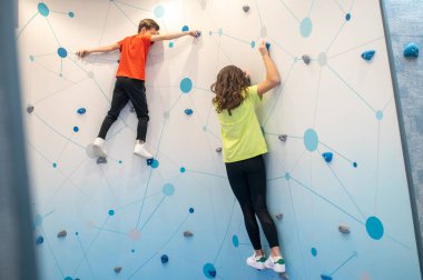 Antrenman duvarından sarkan çocukların arka planı