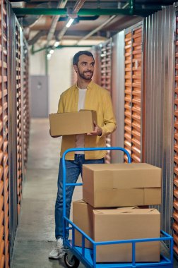 Doldurucu depoya kargo boşaltıyor.