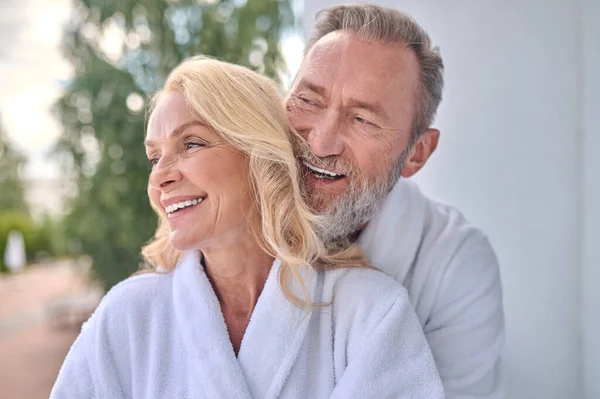 Um feliz casal de meia idade na varanda — Fotografia de Stock