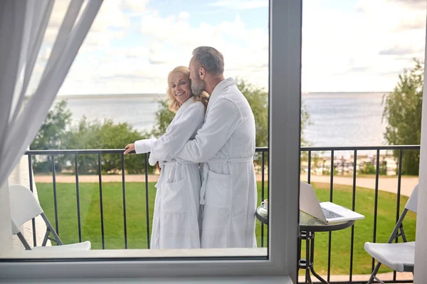 Een paar op het balkon knuffelen en zich geweldig voelen — Stockfoto