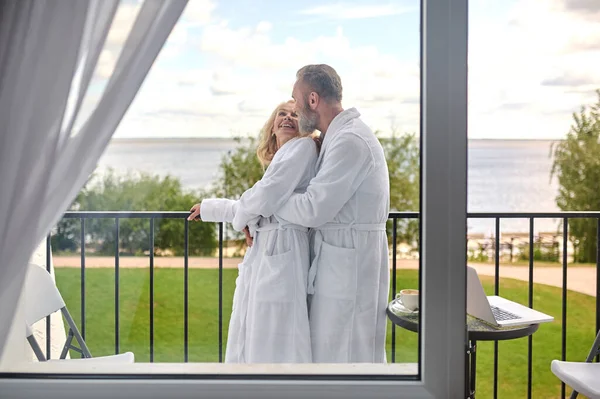 Een paar op het balkon knuffelen en zich geweldig voelen — Stockfoto