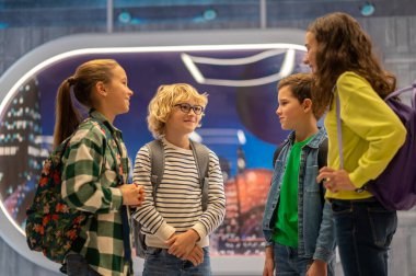 Erkekler ve kızlar dersten sonra sohbet ediyorlar.