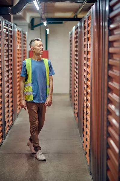 Soustředěný pracovník kontrolující skladovací zařízení uvnitř — Stock fotografie